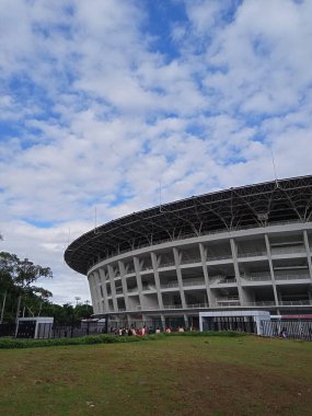 Yayın Fotoğrafı, 27 Kasım 2021, Endonezya, Merkez Jakarta, Garuda Pancasila Gelora Bung Karno veya GBk Building ve spor faaliyetleri yapan insanlar