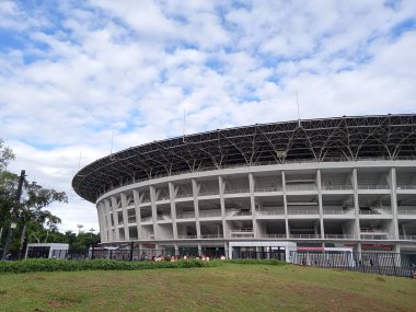 Yayın Fotoğrafı, 27 Kasım 2021, Endonezya, Merkez Jakarta, Garuda Pancasila Gelora Bung Karno veya GBk Building ve spor faaliyetleri yapan insanlar