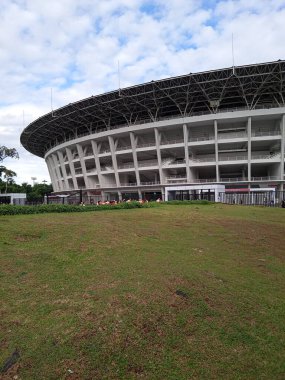 Yayın Fotoğrafı, 27 Kasım 2021, Endonezya, Merkez Jakarta, Garuda Pancasila Gelora Bung Karno veya GBk Building ve spor faaliyetleri yapan insanlar