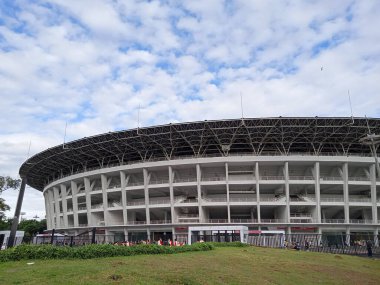 Yayın Fotoğrafı, 27 Kasım 2021, Endonezya, Merkez Jakarta, Garuda Pancasila Gelora Bung Karno veya GBk Building ve spor faaliyetleri yapan insanlar