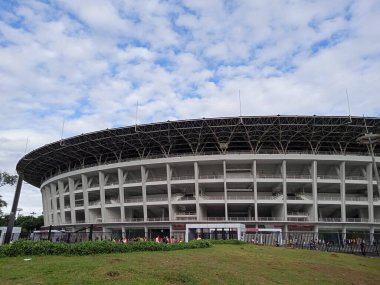 Yayın Fotoğrafı, 27 Kasım 2021, Endonezya, Merkez Jakarta, Garuda Pancasila Gelora Bung Karno veya GBk Building ve spor faaliyetleri yapan insanlar