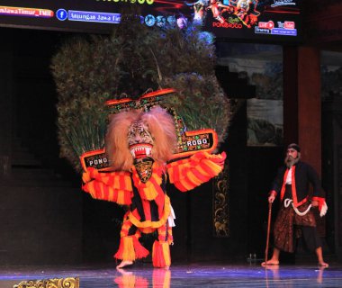 Fotoğraf Editörü, Taman Mini Endonezya Indah, Doğu Java Pavyonu veya Anjungan, 28 Kasım 2021, Ponorogo Dans ve Tiyatro Suryo Sumirat Bumi Ponorogo, reog, warok, bujang gang, jatilan, jathilan, jathilan, warok