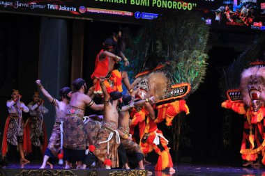 Fotoğraf Editörü, Taman Mini Endonezya Indah, Doğu Java Pavyonu veya Anjungan, 28 Kasım 2021, Ponorogo Dans ve Tiyatro Suryo Sumirat Bumi Ponorogo, reog, warok, bujang gang, jatilan, jathilan, jathilan, warok