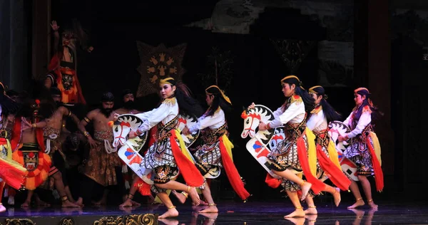 Фоторедактор Taman Mini Indonesia Indah East Java Pavilion Anjungan Ноября — стоковое фото