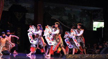 Fotoğraf Editörü, Taman Mini Endonezya Indah, Doğu Java Pavyonu veya Anjungan, 28 Kasım 2021, Ponorogo Dans ve Tiyatro Suryo Sumirat Bumi Ponorogo, Jatilan