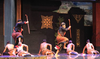 Fotoğraf Editörü, Taman Mini Endonezya Indah, Doğu Java Pavyonu veya Anjungan, 28 Kasım 2021, Ponorogo Dans ve Tiyatro Suryo Sumirat Bumi Ponorogo, jatilan, reog