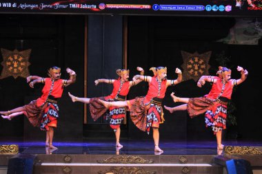 Fotoğraf Editörü, Taman Mini Endonezya Indah, Doğu Java Pavyonu veya Anjungan, 28 Kasım 2021, Ponorogo Dans ve Tiyatro Suryo Sumirat Bumi Ponorogo