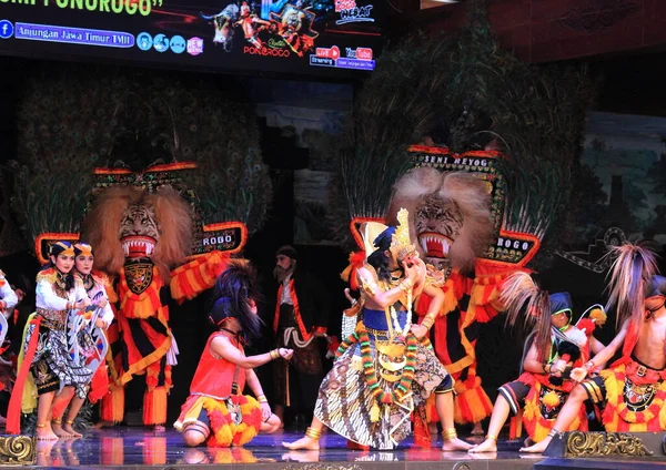 Fotoğraf Editörü, Taman Mini Endonezya Indah, Doğu Java Pavyonu veya Anjungan, 28 Kasım 2021, Ponorogo Dans ve Tiyatro Suryo Sumirat Bumi Ponorogo, jatilan, reog