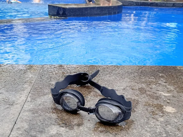 Zwarte Zwembril Bij Zwembad — Stockfoto