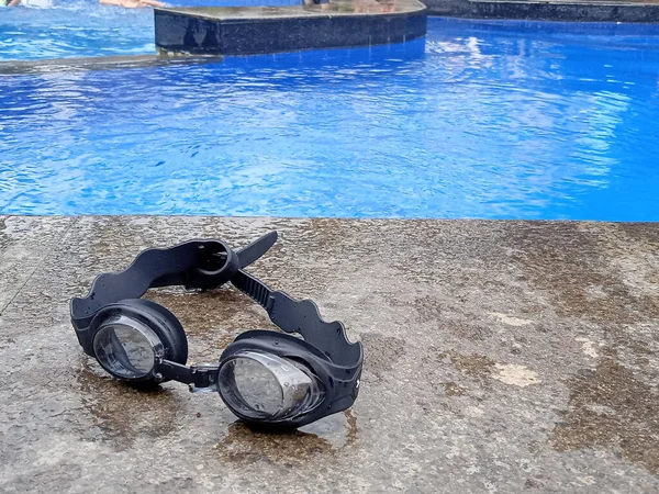 Zwarte Zwembril Bij Zwembad — Stockfoto