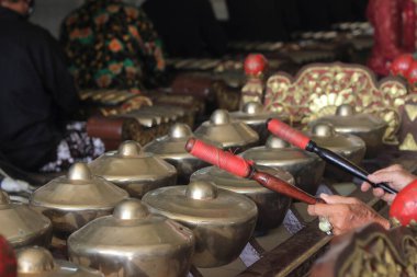 Gamelan Oynatıcısının Fotoğraf Eli, Geleneksel Java, Endonezya Müzik Enstrümanını Kapat 