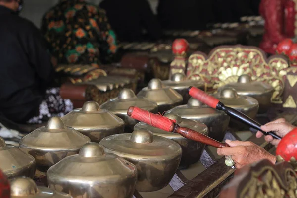 Close Photo Hand Gamelan Player Traditional Java Indonesia Musical Instrument — Fotografia de Stock