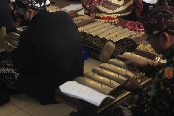 Close Photo Hand Gamelan Player Traditional Java Indonesia Musical Instrument — Stock Photo, Image