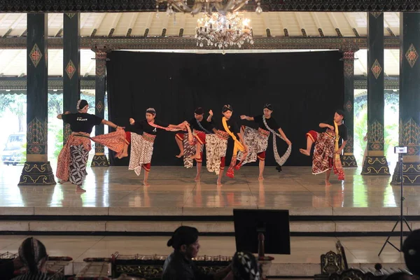 Fotoğraf Editörü, 26 Juni 2022, TMII, Taman Mini Endonezya Indah, Yogyakarta Pavyonu Geleneksel Central Java, Endonezya, Erkek Dansçı, gamelan, cinsiyet, inden