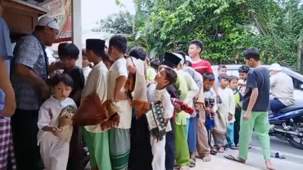 Footage Editorial Indonesia Jakarta Juli 2022 Children Queue Donation — Stock video