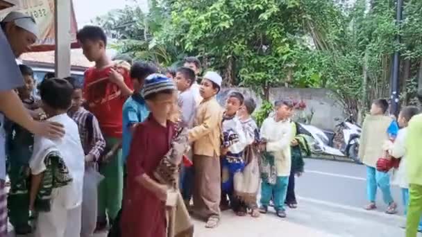 Footage Editorial Indonesia Jakarta Juli 2022 Children Queue Donation — Stock video