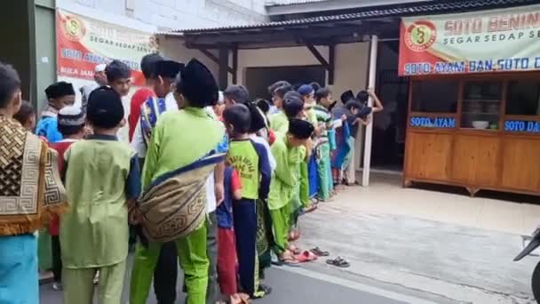 Footage Editorial Indonesia Jakarta Juli 2022 Children Queue Donation — Stockvideo