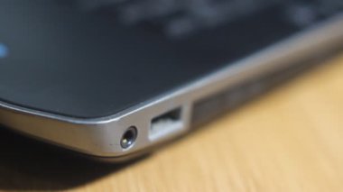 no sound footage working asian man plug in and out audio cable at notebook 