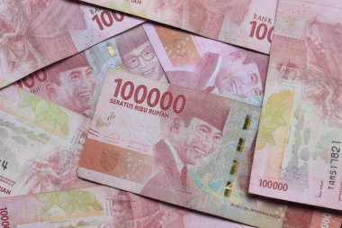 Kavramsal Fotoğraf 100.000 Rupiah Dolar kağıt parasının ötesinde