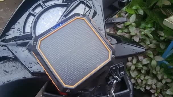 Processo Carregamento Imagens Power Bank Sol Direto Painel Motocicleta — Vídeo de Stock