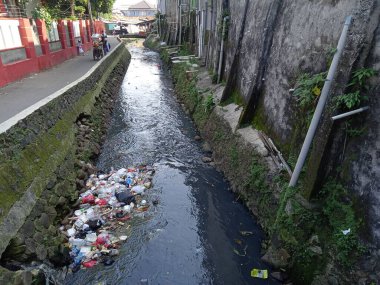 Sadece Editoryal Kullanım için, 01 Ağustos 2022, Small River, Condet East Jakarta, Endonezya 'da çöp