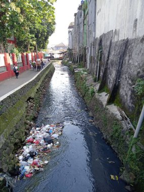 Sadece Editoryal Kullanım için, 01 Ağustos 2022, Small River, Condet East Jakarta, Endonezya 'da çöp