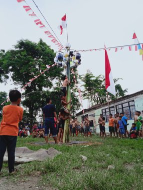 Endonezya, 20 Ağustos 2022, doğu jakarta, Panjat pisang ya da muz ağacı tırmanışı, subtifo pinang, Endonezya bağımsızlık gününü kutlamak için eğlenceli bir oyun 