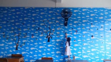 Editoryal Görüntü, 01 Ağustos 2022, Endonezya İlköğretim Okulu öğrencileri Beyaz Tahtayı Temizliyor