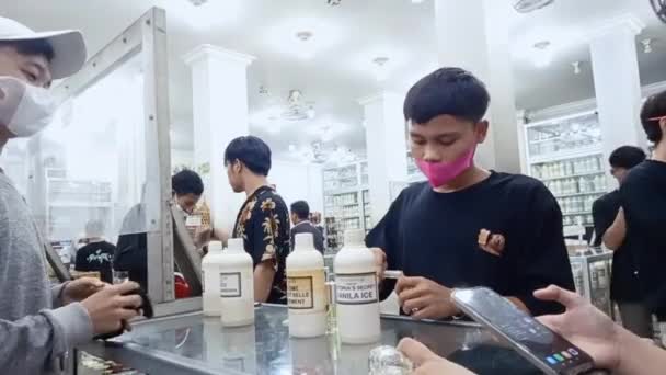 Yayın Görüntüleri Endonezya Ağustos 2022 Doğu Jakarta Parfüm Deposu — Stok video