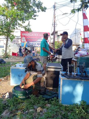 Yayın fotoğrafı, Endonezya, 20 Ağustos 2022, Doğu Jakarta 'lı adam selüloit film, analog film, katman tancap için hazırlanın.