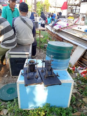 Yayın fotoğrafı, Endonezya, 20 Ağustos 2022, Doğu Jakarta 'lı adam selüloit film, analog film, katman tancap için hazırlanın.