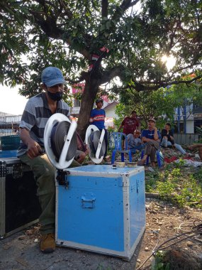 Yayın fotoğrafı, Endonezya, 20 Ağustos 2022, Doğu Jakarta 'lı adam selüloit film, analog film, katman tancap için hazırlanın.