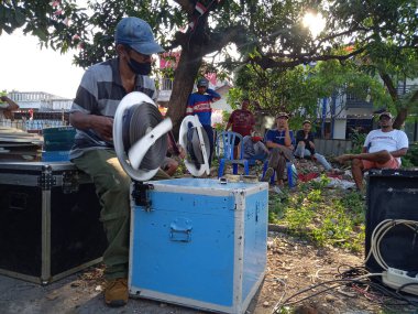 Yayın fotoğrafı, Endonezya, 20 Ağustos 2022, Doğu Jakarta 'lı adam selüloit film, analog film, katman tancap için hazırlanın.