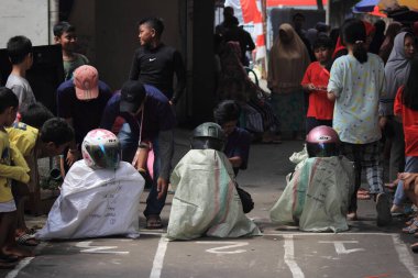 Editör fotoğrafı, Endonezya, 17 Ağustos 2022, Hut Ri, Kemerdekaan 'da Doğu Jakarta eğlence oyunu, çanta kullanarak atlayan çocuklar.