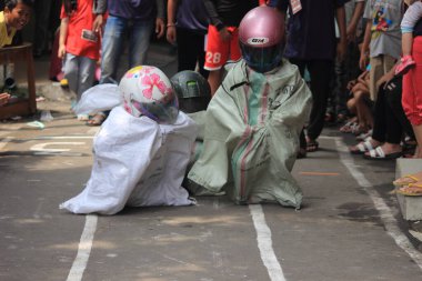 Editör fotoğrafı, Endonezya, 17 Ağustos 2022, Hut Ri, Kemerdekaan 'da Doğu Jakarta eğlence oyunu, çanta kullanarak atlayan çocuklar.