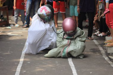 Editör fotoğrafı, Endonezya, 17 Ağustos 2022, Hut Ri, Kemerdekaan 'da Doğu Jakarta eğlence oyunu, çanta kullanarak atlayan çocuklar.