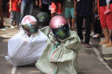 Editör fotoğrafı, Endonezya, 17 Ağustos 2022, Hut Ri, Kemerdekaan 'da Doğu Jakarta eğlence oyunu, çanta kullanarak atlayan çocuklar.