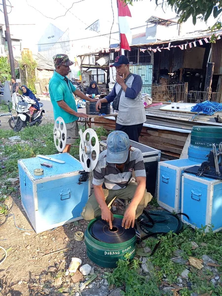 Yayın fotoğrafı, Endonezya, 20 Ağustos 2022, Doğu Jakarta 'lı adam selüloit film, analog film, katman tancap için hazırlanın.