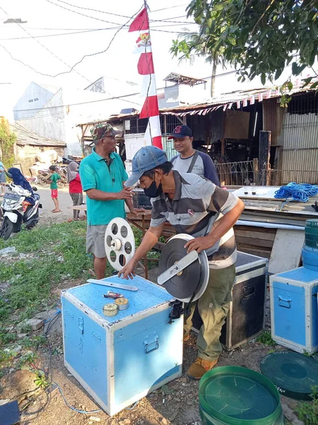 Yayın fotoğrafı, Endonezya, 20 Ağustos 2022, Doğu Jakarta 'lı adam selüloit film, analog film, katman tancap için hazırlanın.