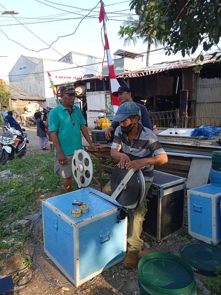 Yayın fotoğrafı, Endonezya, 20 Ağustos 2022, Doğu Jakarta 'lı adam selüloit film, analog film, katman tancap için hazırlanın.