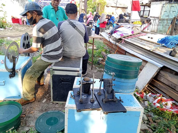 Yayın fotoğrafı, Endonezya, 20 Ağustos 2022, Doğu Jakarta 'lı adam selüloit film, analog film, katman tancap için hazırlanın.