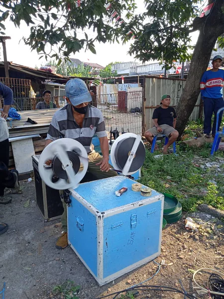 Yayın fotoğrafı, Endonezya, 20 Ağustos 2022, Doğu Jakarta 'lı adam selüloit film, analog film, katman tancap için hazırlanın.