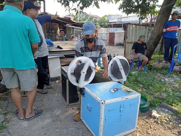 Yayın fotoğrafı, Endonezya, 20 Ağustos 2022, Doğu Jakarta 'lı adam selüloit film, analog film, katman tancap için hazırlanın.