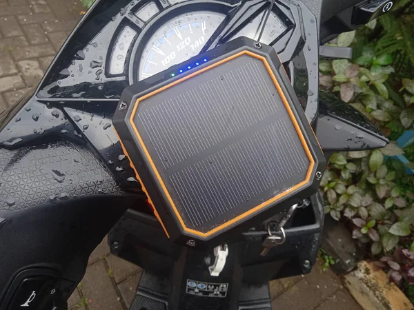 Proces Nabíjení Power Bank Přímého Slunce Přístrojové Desce Motocyklu — Stock fotografie