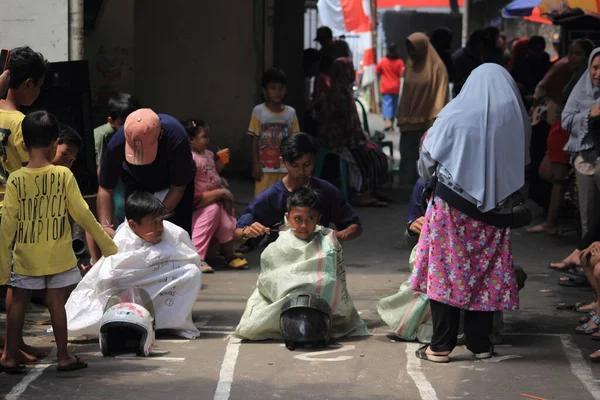 Editör fotoğrafı, Endonezya, 17 Ağustos 2022, Hut Ri, Kemerdekaan 'da Doğu Jakarta eğlence oyunu, çanta kullanarak atlayan çocuklar.