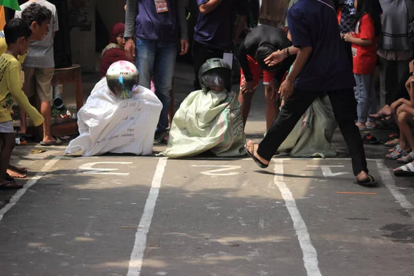 Editör fotoğrafı, Endonezya, 17 Ağustos 2022, Hut Ri, Kemerdekaan 'da Doğu Jakarta eğlence oyunu, çanta kullanarak atlayan çocuklar.