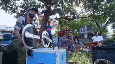 Editoryal görüntüler, Endonezya, 20 Ağustos 2022, Doğu Jakarta 'lı adam selüloit filmi, analog film, katman tancap için hazırlanın.