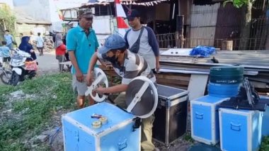 Editoryal görüntüler, Endonezya, 20 Ağustos 2022, Doğu Jakarta 'lı adam selüloit filmi, analog film, katman tancap için hazırlanın.