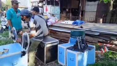 Editoryal görüntüler, Endonezya, 20 Ağustos 2022, Doğu Jakarta 'lı adam selüloit filmi, analog film, katman tancap için hazırlanın.