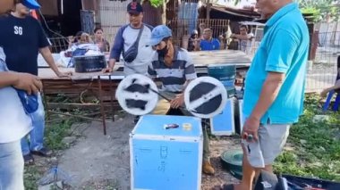 Editoryal görüntüler, Endonezya, 20 Ağustos 2022, Doğu Jakarta 'lı adam selüloit filmi, analog film, katman tancap için hazırlanın.